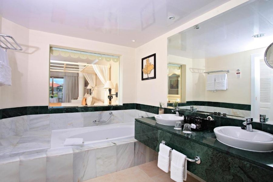 Bahia Principe Grand Aquamarine — Bathroom