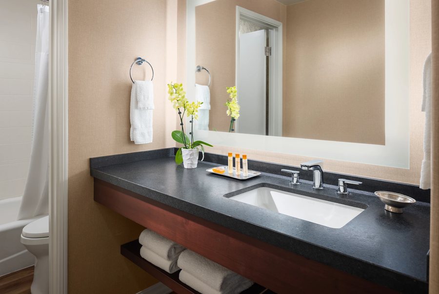 Bahia Resort Hotel San Diego California — Bathroom