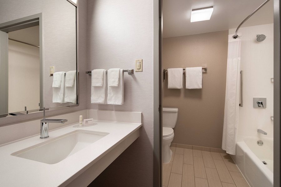 Bakersfield Marriott At The Convention Center — Bathroom