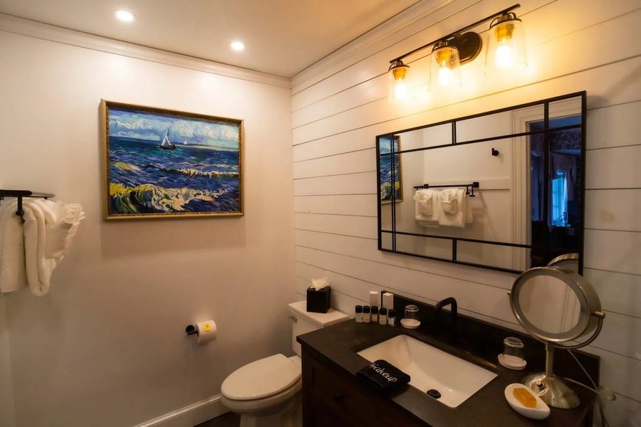 Balance Rock Inn — Bathroom