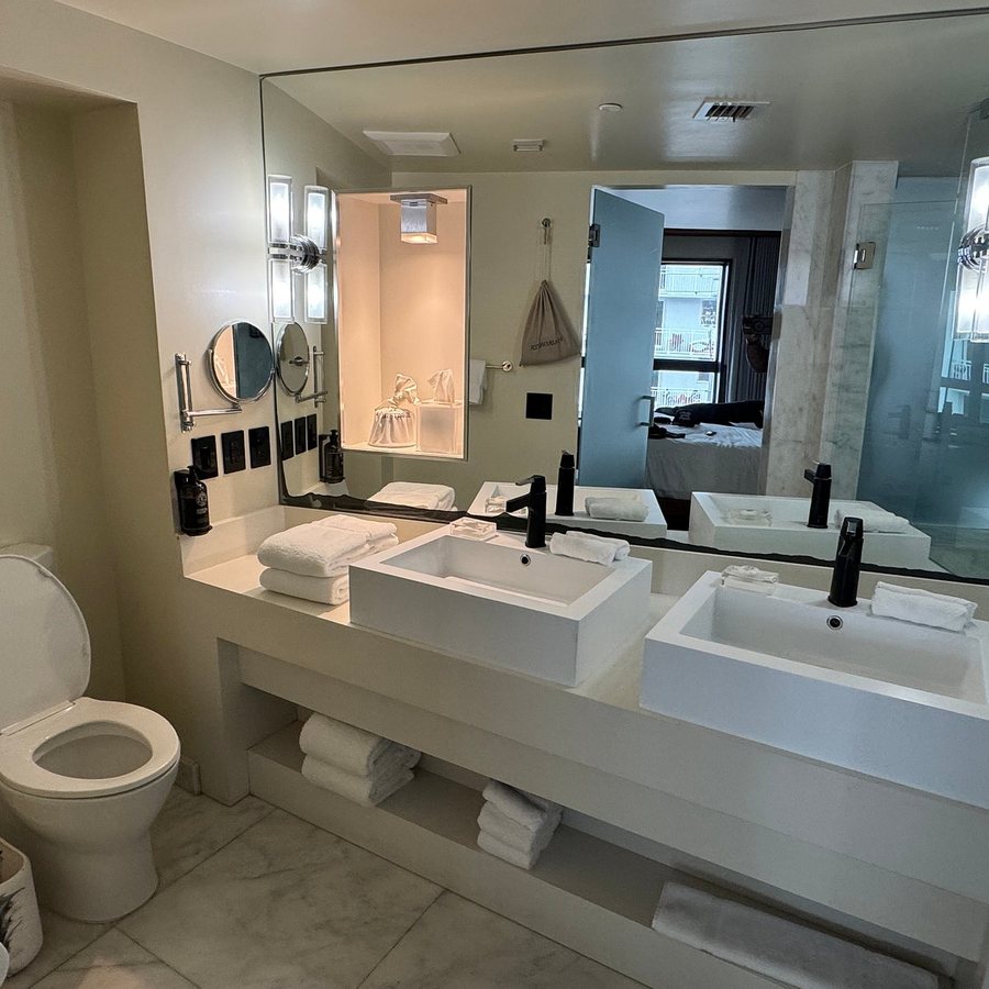 Balfour Miami Beach — Bathroom