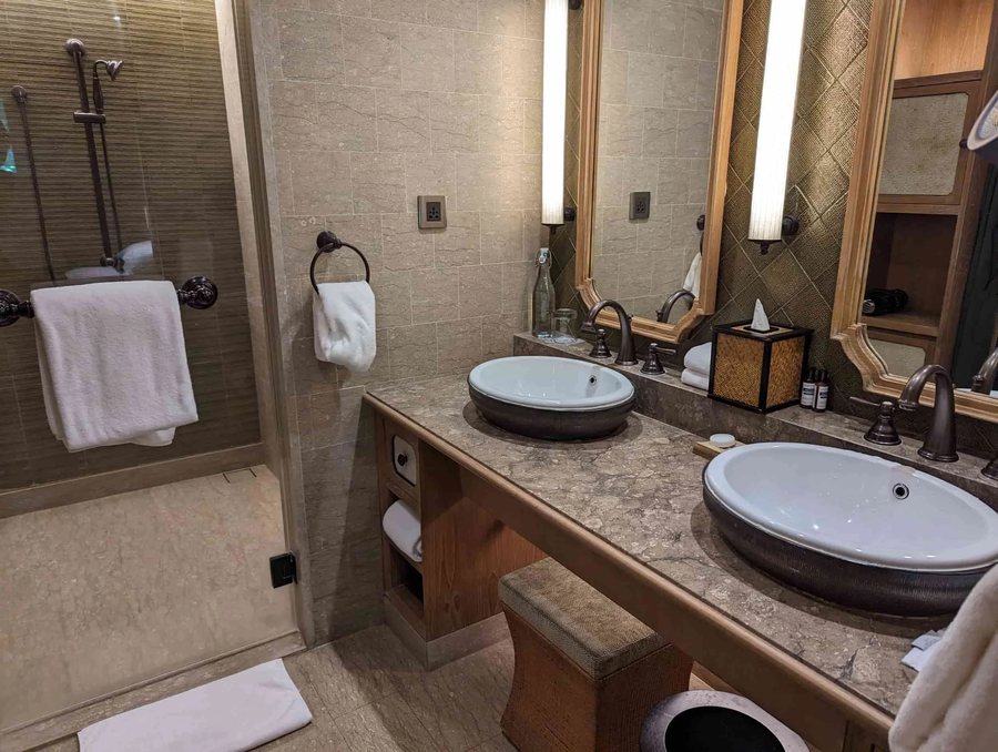 Bali Beach Hotel — Bathroom
