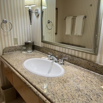 Bally s Shreveport Casino Hotel — Bathroom
