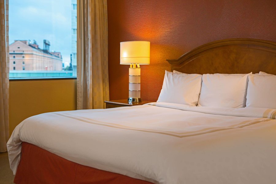 Baltimore Marriott Inner Harbor at Camden Yards — Guest room