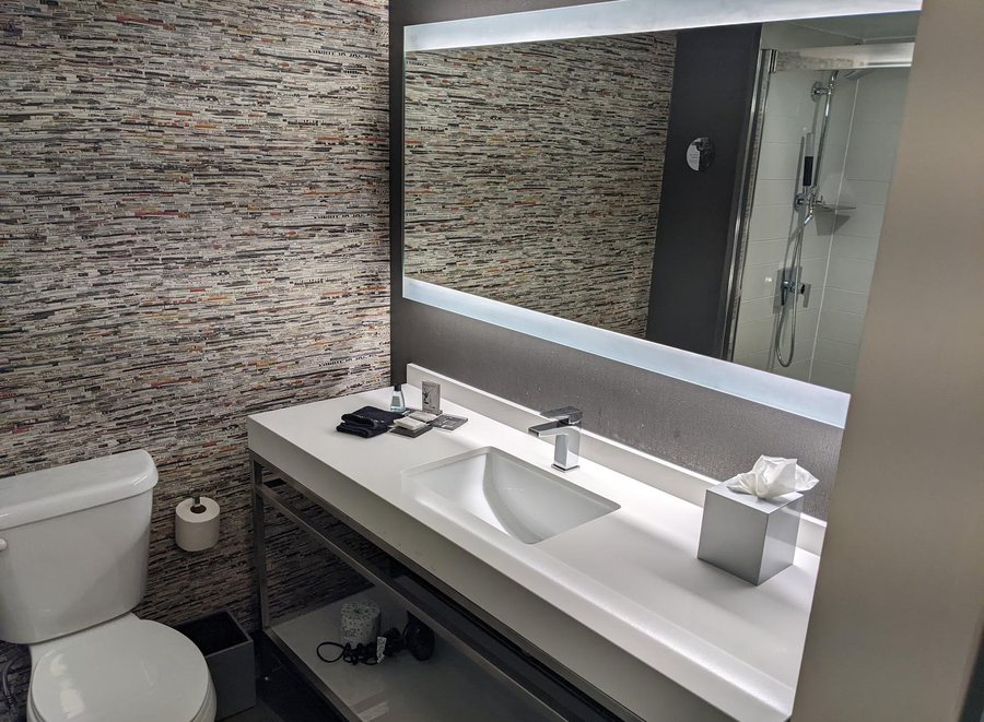 Baltimore Marriott Waterfront — Bathroom