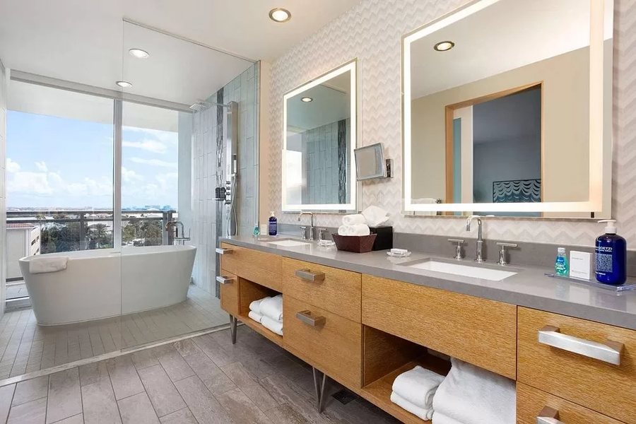 Bamboo Beach Club — Bathroom