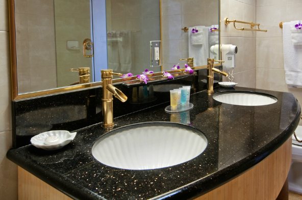 Bamboo Waikiki Hotel — Bathroom