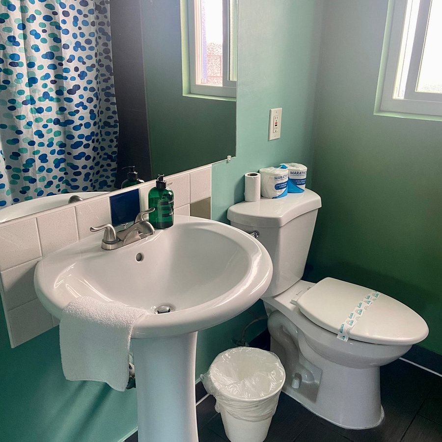 Banana Bungalow Hollywood Hotel Hostel Los Angeles California — Bathroom