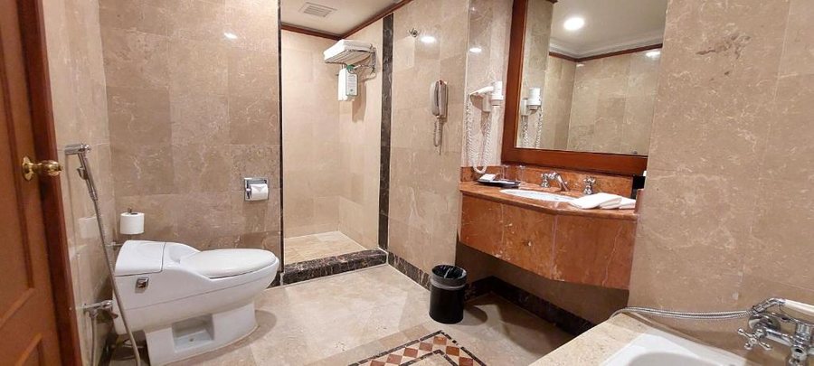 Bangi Resort Hotel — Bathroom