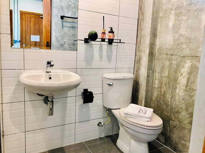 Bangkok Loft Inn — Bathroom