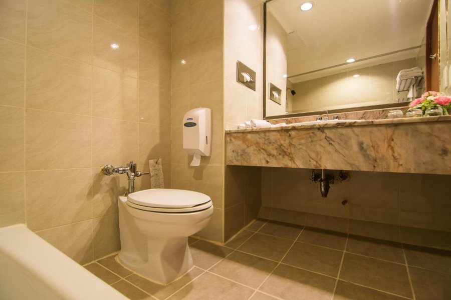 Bangkok Palace Hotel — Bathroom