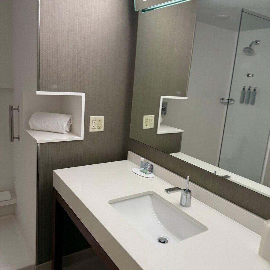 Banyan Beach Motel — Bathroom