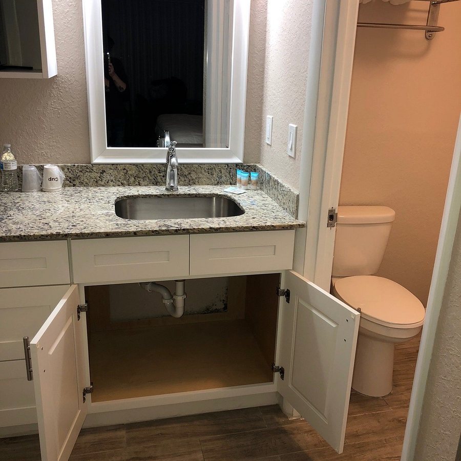 Banyan Hotels and Micro Suites — Bathroom
