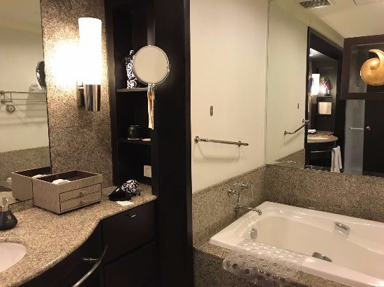 Banyan Tree Bangkok — Bathroom