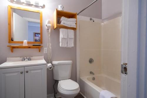 Bar Harbor Motel — Bathroom