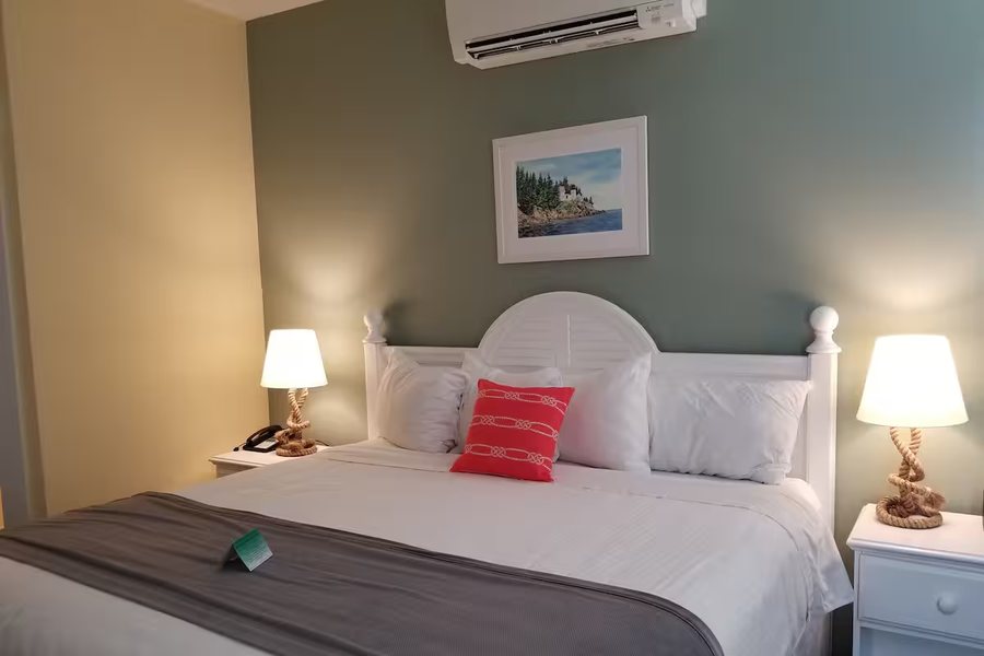 Bar Harbor Oceanside Koa — Guest room