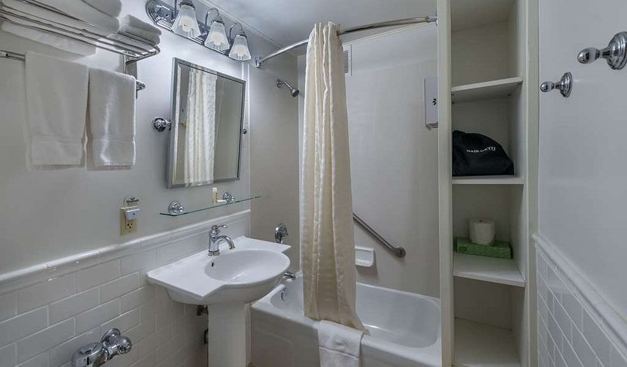 Baranof Lodge — Bathroom