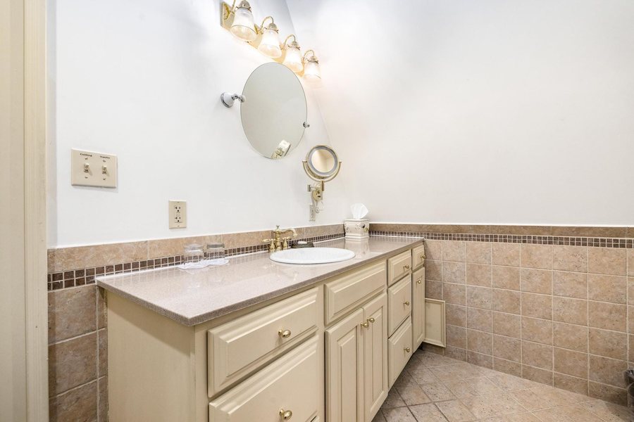 Barberry Court Motel — Bathroom