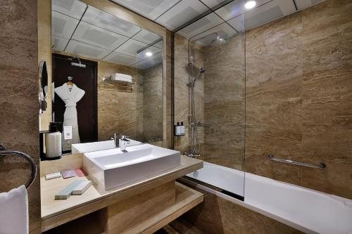 Barcelo Al Jaddaf Dubai — Bathroom