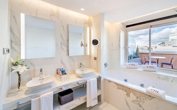 Barcelo Emperatriz — Bathroom