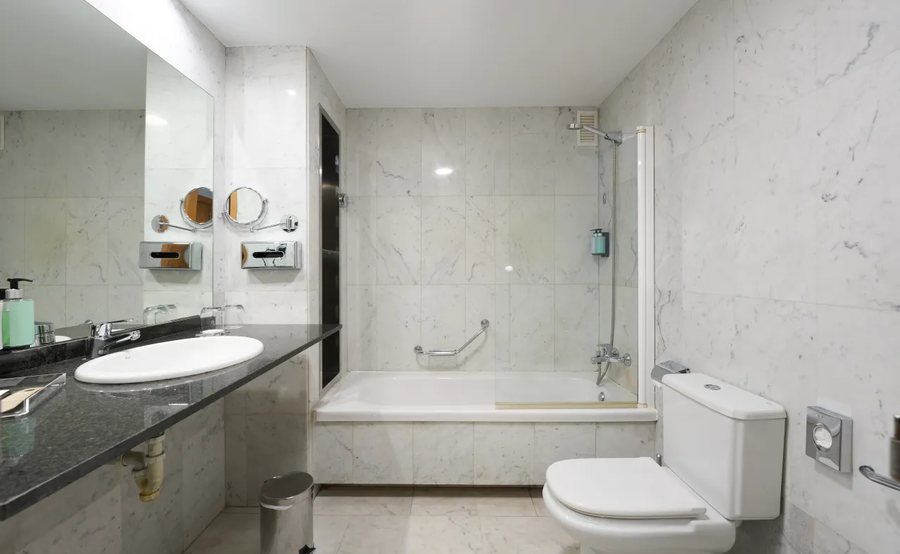 Barceloneta Beach III Barcelona Catalonia — Bathroom