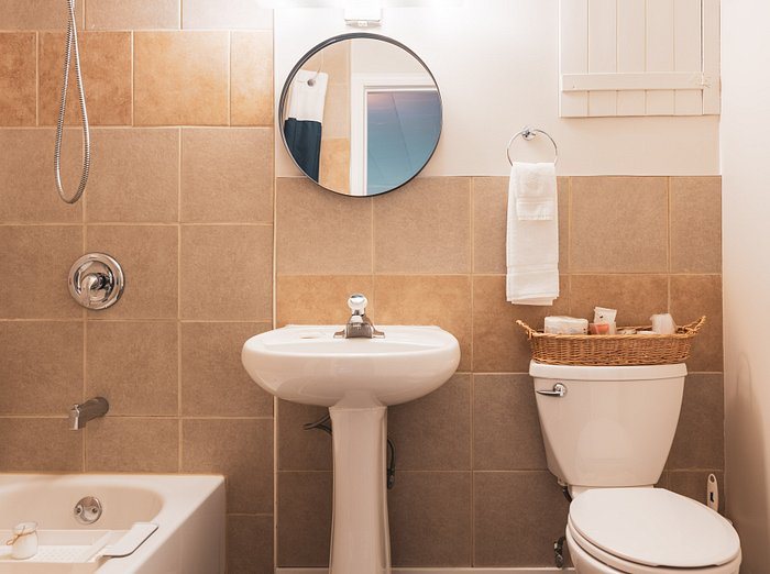 Barefoot Hills — Bathroom
