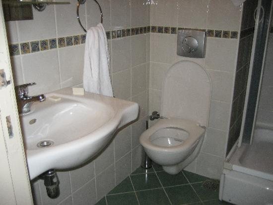 Barin Hotel Istanbul — Bathroom