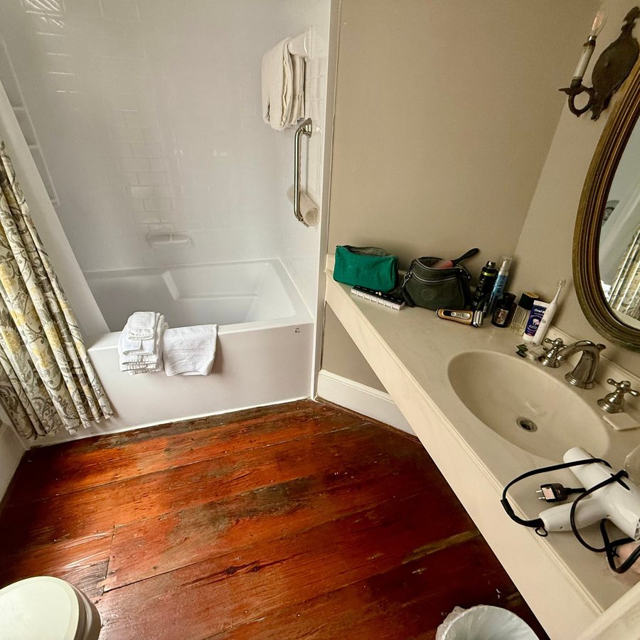 Barksdale House Inn — Bathroom