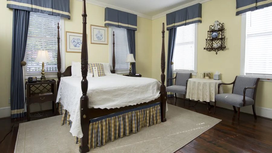 Barksdale House Inn — Guest room