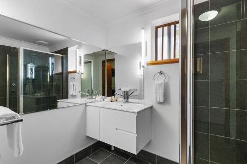 Barmera Lake Resort Motel — Bathroom