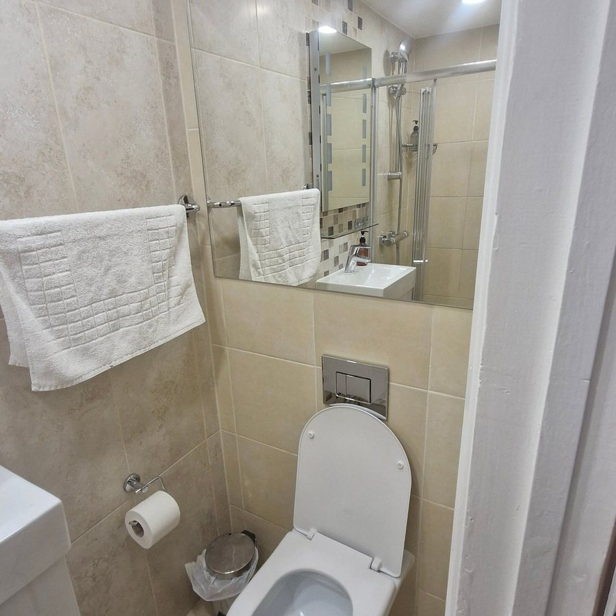 Barry House Hotel — Bathroom