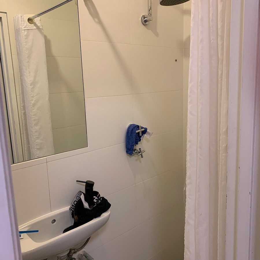 Base Backpackers — Bathroom