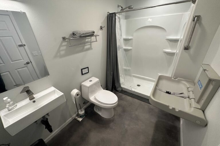 Base Camp Adventure Lodge — Bathroom