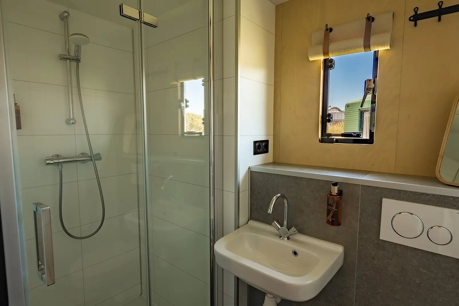 Basecamp IJmuiden — Bathroom