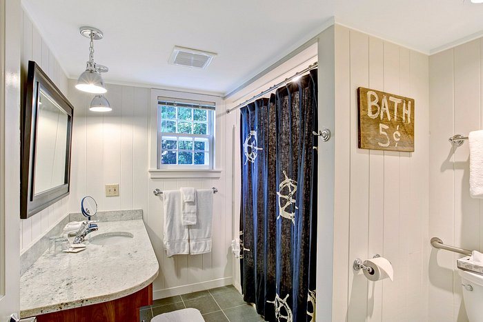 Basin Harbor Resort Lake Champlain — Bathroom