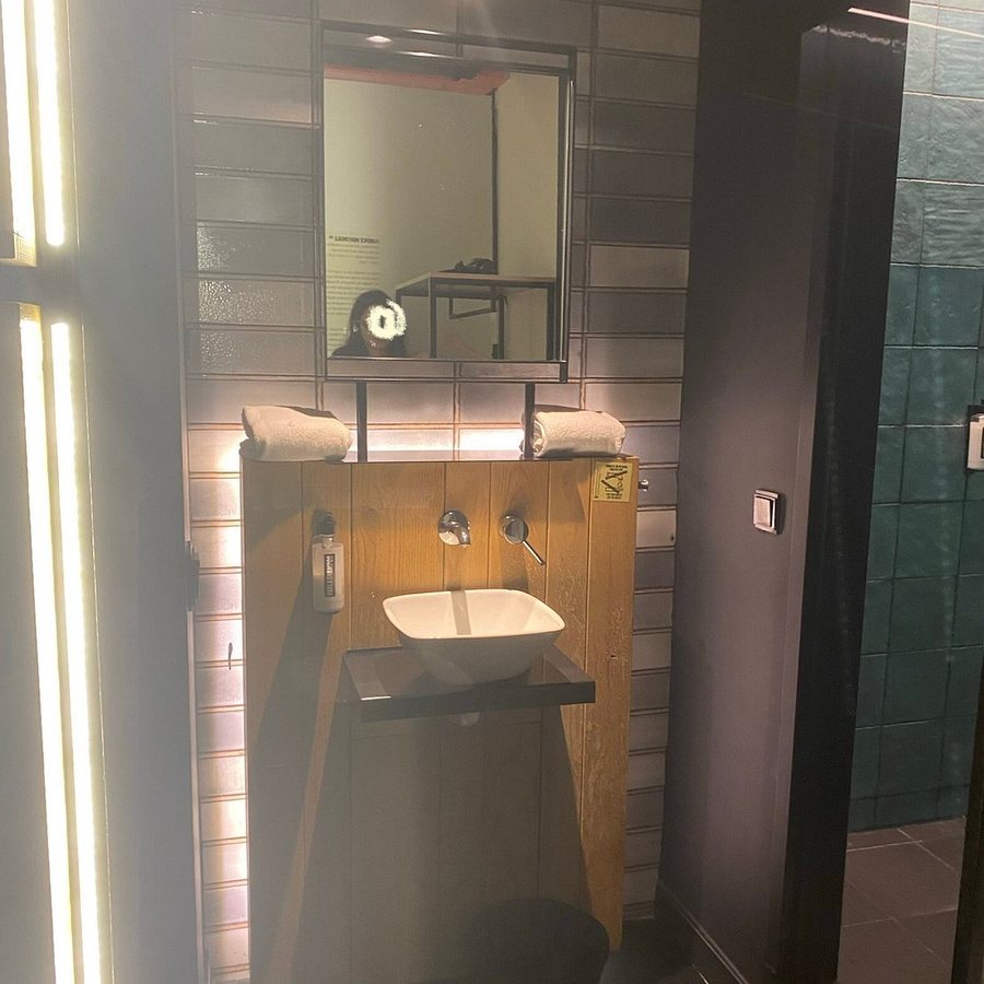 Bastardo Hostel — Bathroom