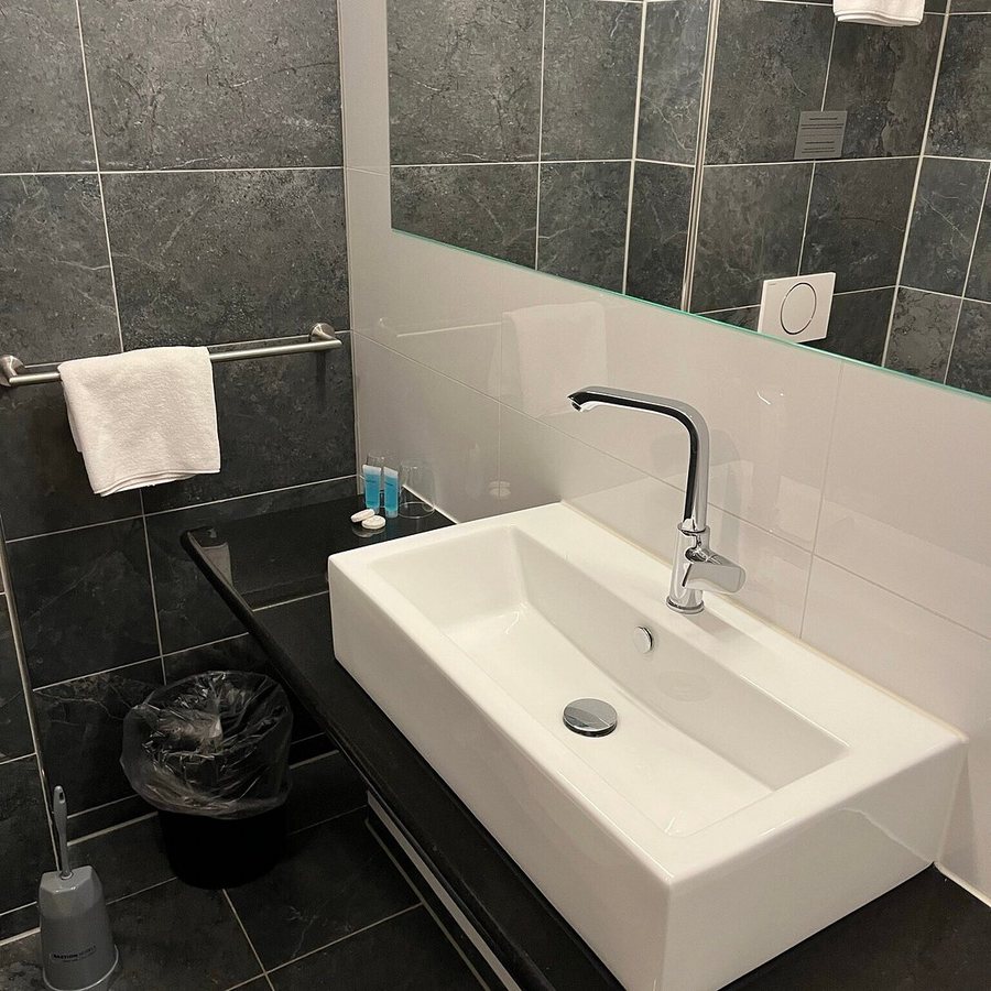 Bastion Hotel Geleen — Bathroom