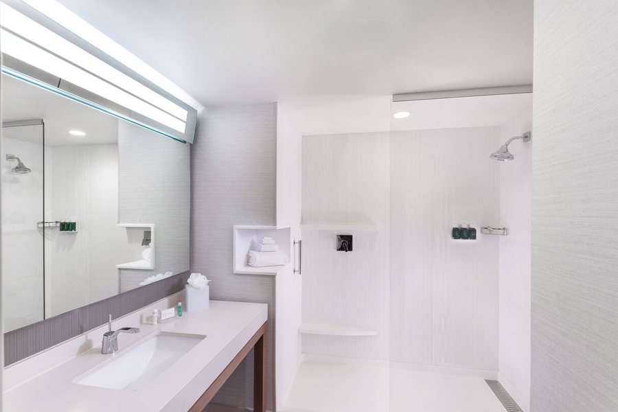Baton Rouge Marriott — Bathroom