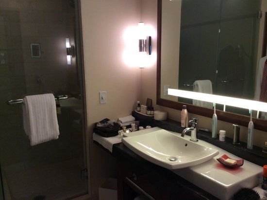 Battery Wharf Hotel Boston Waterfront — Bathroom