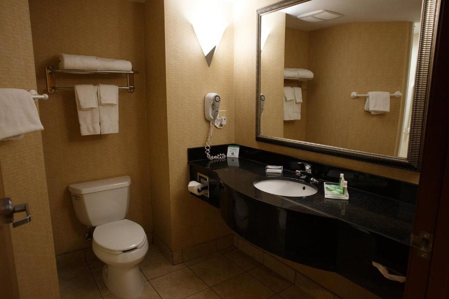Battle Lake Inn — Bathroom