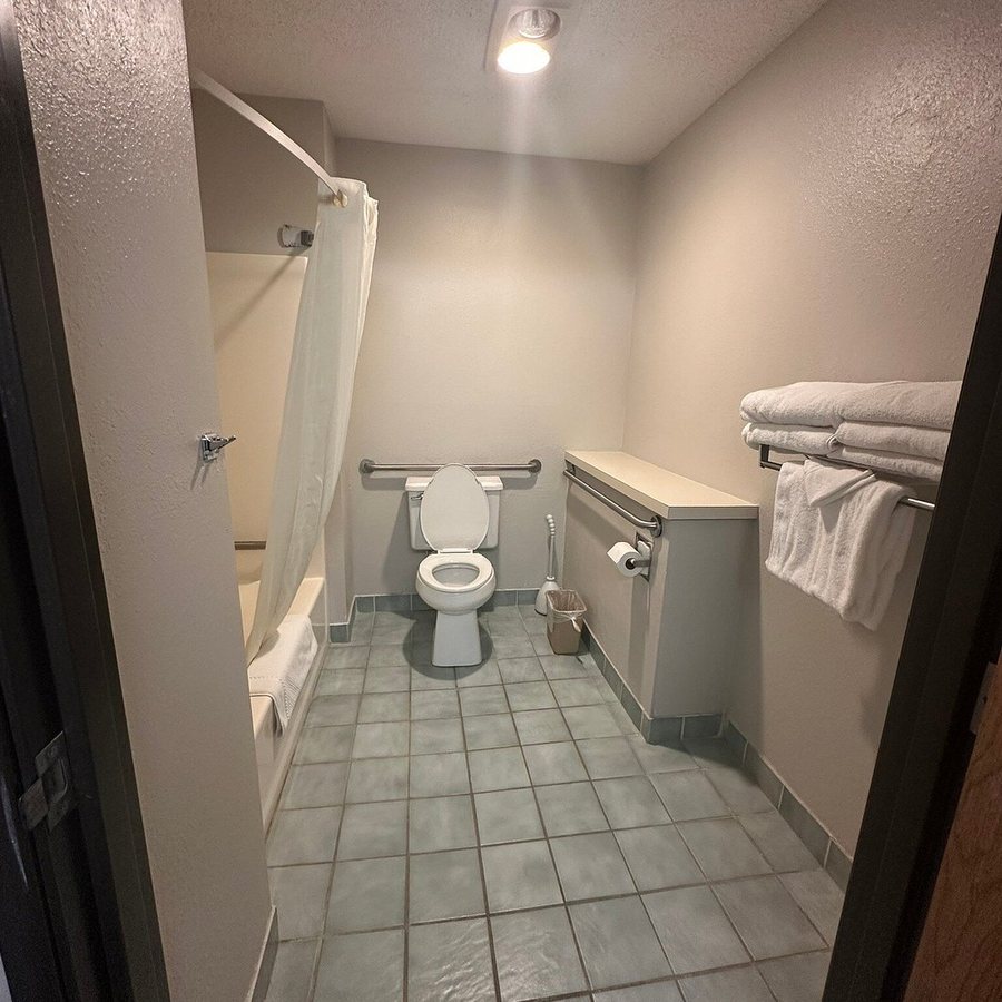 Bavarian Haus Lakefront Inn — Bathroom
