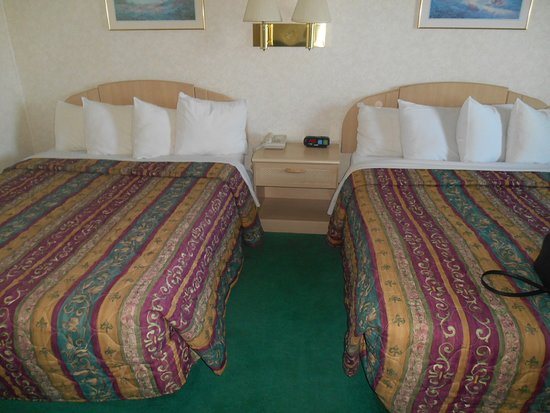 Bavarian Haus Lakefront Inn — Guest room