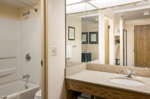 Bavarian Inn Lodge — Bathroom