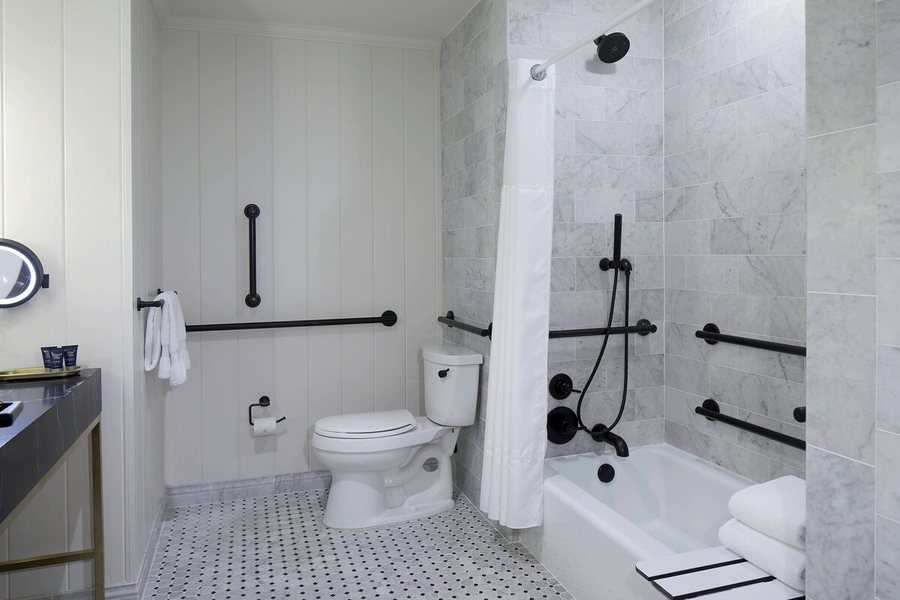 Bay Breeze Guest House — Bathroom