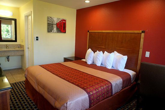 Bay Breeze Inn — Guest room