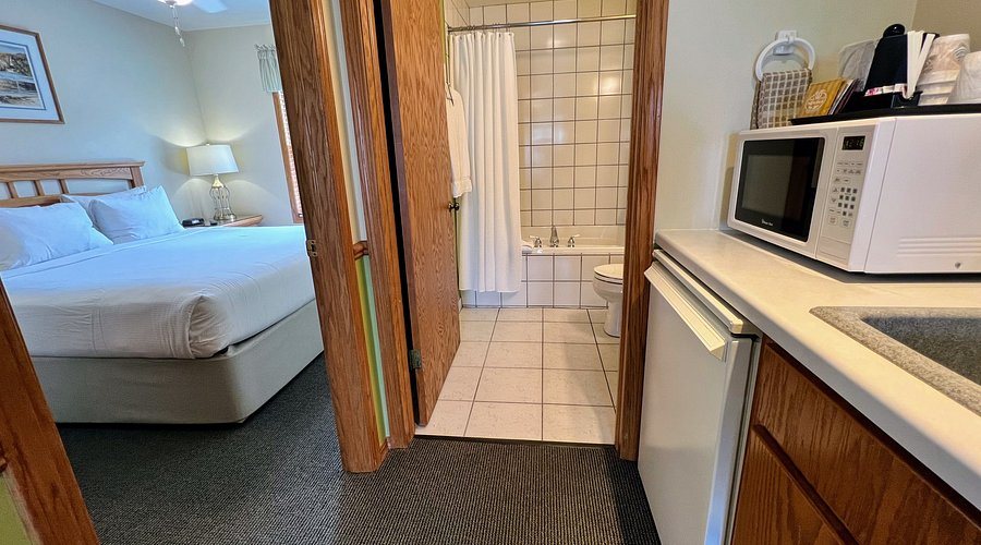 Bay Breeze Resort — Bathroom