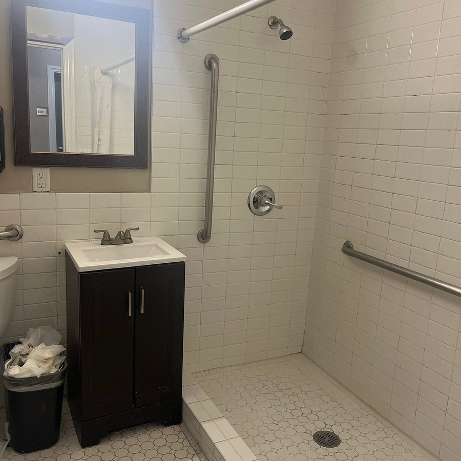 Bay Hotel — Bathroom