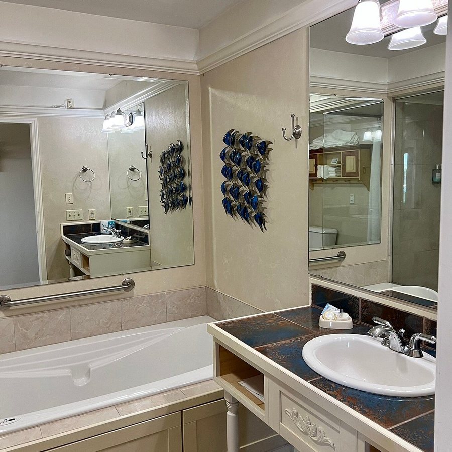Bay Point Inn — Bathroom