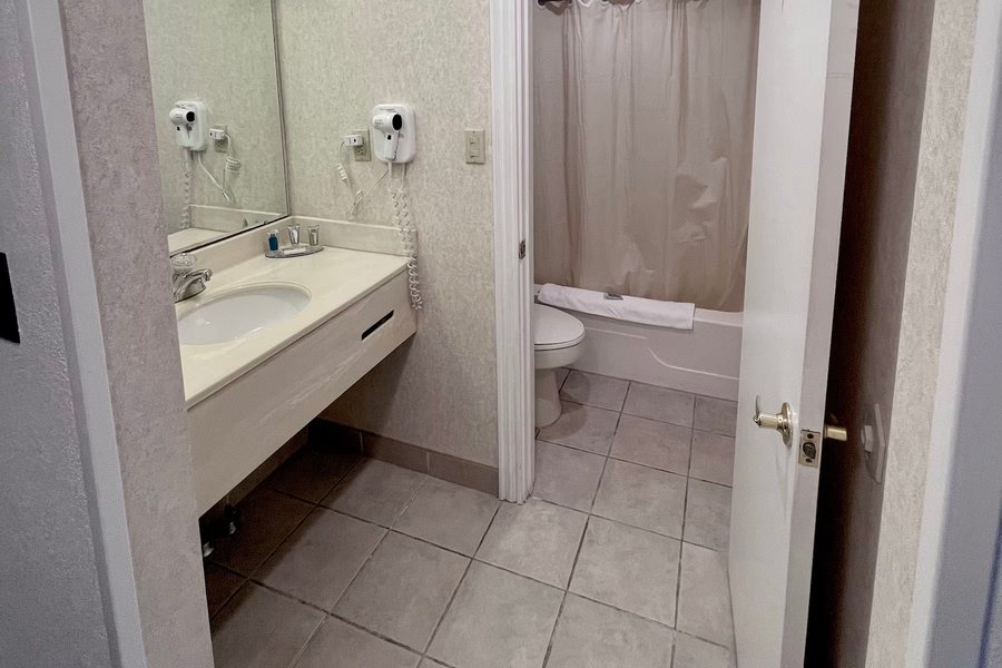 Bay Valley Resort Conference Center Bay City Michigan — Bathroom
