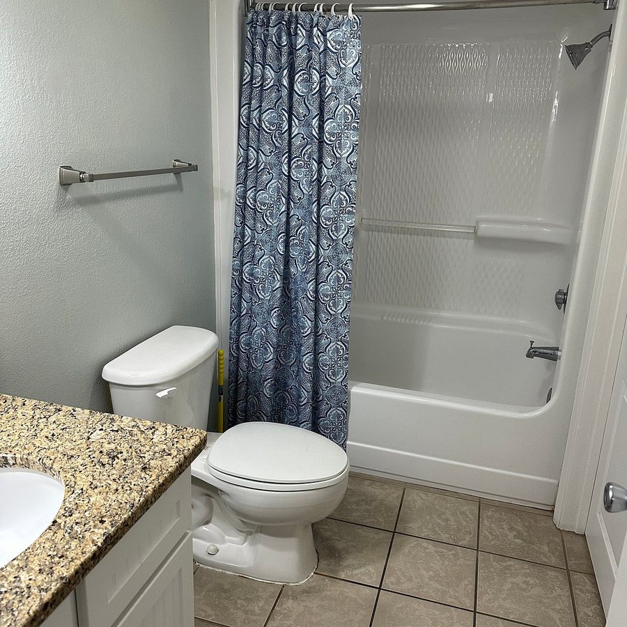 Bay Watch Resort Conference Center — Bathroom